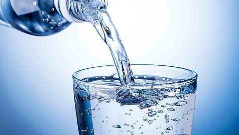 Is bruiswater slecht voor je gebit?