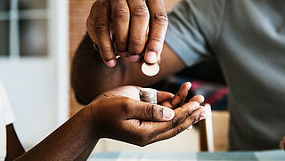 Scholieren vinden dat ze geld tekortkomen, ondanks dat ze meer te besteden hebben