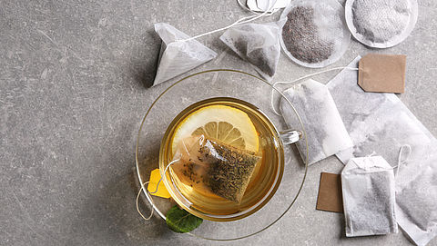 Plastic binnenkrijgen door het drinken van een kopje thee? Dit moet je weten