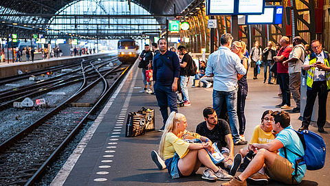 'Geef treinreizigers kopje koffie voor overlast'