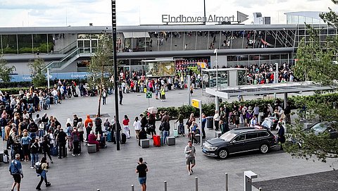 Ook op Eindhoven Airport lange rijen, maar niet alleen vanwege personeelstekort