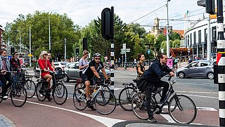 'Geef fietsers meer ruimte en maak 30 de maximumsnelheid in de bebouwde kom'