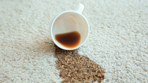 Zo verwijder je koffievlekken van je tapijt, shirt of mok