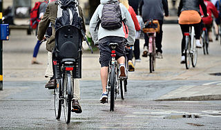 ‘Brommers en scooters naar rijbaan vanwege gezondheid fietsers'