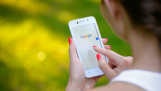Consumentenbond overhandigt Google petitie tegen locatieopslag
