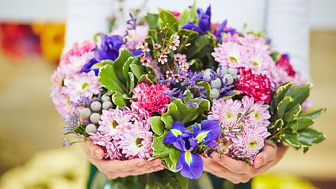 Hoe houd je je bloemen langer mooi?