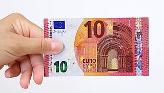 Gemiddeld tien euro meer op je loonstrookje