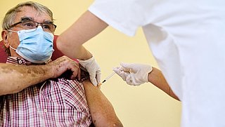 Nog veel vragen bij ouderen over vaccinatie: 'Meer voorlichting is vereist'