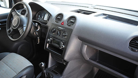 Zo maak je plakkerige knoppen in je auto schoon