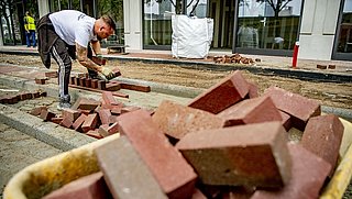 ‘Metselaars, monteurs en zorgmedewerkers niet laten doorwerken tot ze erbij neervallen’