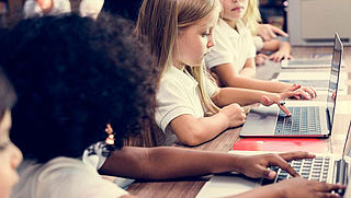 Grote gemeentelijke verschillen in vergoeding schoollaptops