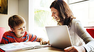 Extra laptops voor thuisonderwijs minderbedeelde kinderen