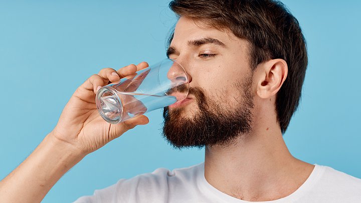Hoeveel water moet je dagelijks nou écht drinken?