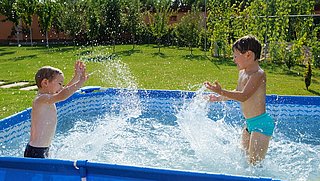 Zwembadje in tuin? Zo voorkom je bacteriën en waterbesmetting