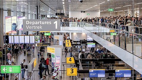 Schiphol vermindert vertrekkende passagiers dagelijks met 18%
