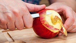 Een vrucht met schil en pit opeten: wij vertellen je of het kan