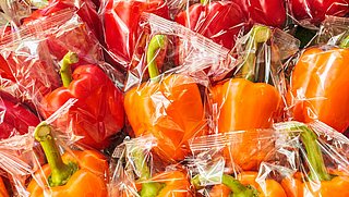 Meer dan de helft van plastic verpakkingen uit de supermarkt is niet recyclebaar