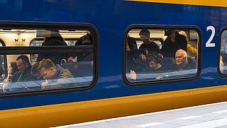 Geen conducteurs in de trein? ‘Onconventionele maatregelen nodig tegen overvolle treinen’