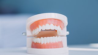 Reclame voor tandenbleekmiddel is overal: werkt het?