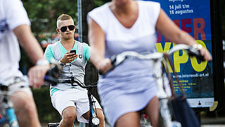 Al een jaar geen telefoons meer op de fiets... volgens de wet dan