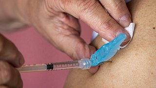 RIVM start onderzoek naar effectiviteit coronavaccins op lange termijn