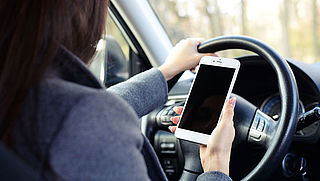 Schultz wil maatregelen tegen gebruik smartphone in de auto