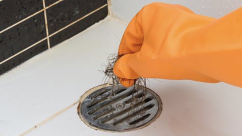 Stroomt jouw douchebak vol met water? Tijd om het doucheputje schoon te maken!