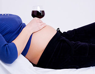 Waarschuwing op drankfles voor zwangere vrouw