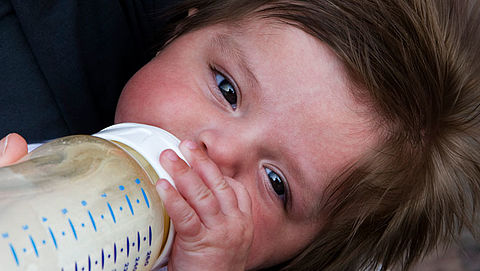 'Met fles gevoede baby's krijgen veel microplastic binnen'