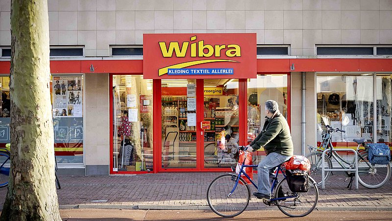Wibra wil personeel onbetaald uren in laten halen, FNV sleept winkel voor de rechter