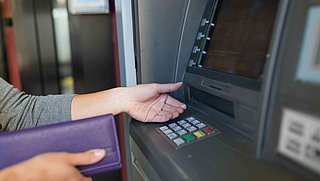 Moet je gaan betalen om contant geld op te nemen? Verschillende banken reageren