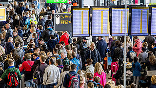 Reizigers missen vlucht door lange rijen op Schiphol