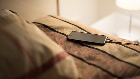 Feit of fabel: is het nou echt slecht om je telefoon de hele nacht aan de oplader te hangen?