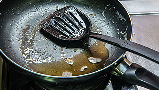Frituurvet en bakolie weggooien: spoel ook kleine restjes niet door