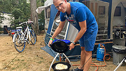 Koken op de camping: zelf brood bakken voor bij de borrel