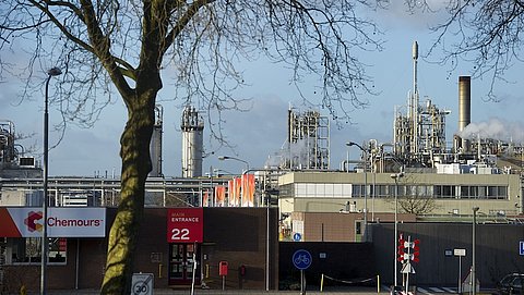 Chemiefabriek Chemours loost meer giftige stoffen dan is toegestaan