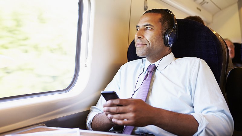 Trein kubiek Kostuums Muziek luisteren met oordopjes of een koptelefoon: hoe voorkom je  gehoorschade? - Radar - het consumentenprogramma van AVROTROS