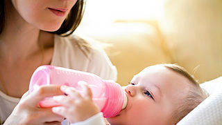 Foodwatch: zorgen om gevaarlijke olieresten in babymelk