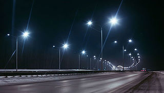 Lantaarnpalen langs snelweg gaan 's nachts weer aan