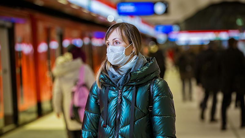 'Helft van de mensen reist ook met mondkapje niet met openbaar vervoer'
