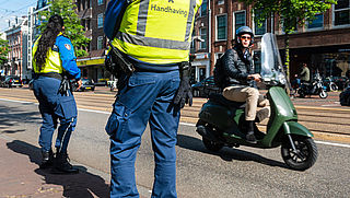 Amsterdam voert controle snorfietsers op
