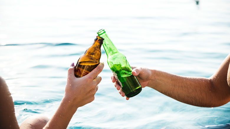 De overheid start campagne: 'Het moet normaal worden om minder te drinken'