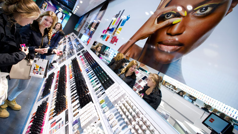 EenVandaag vindt asbest in make-up HEMA en Douglas, HEMA spant kort geding aan