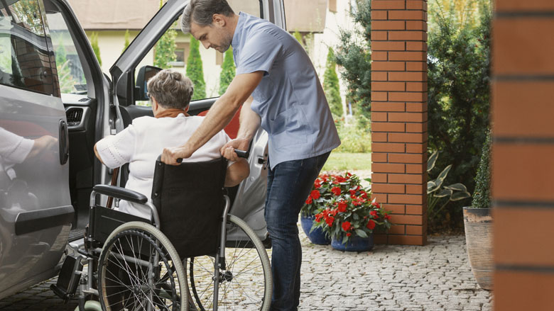 Familielid uit verpleeghuis halen en in huis nemen kent veel praktische bezwaren