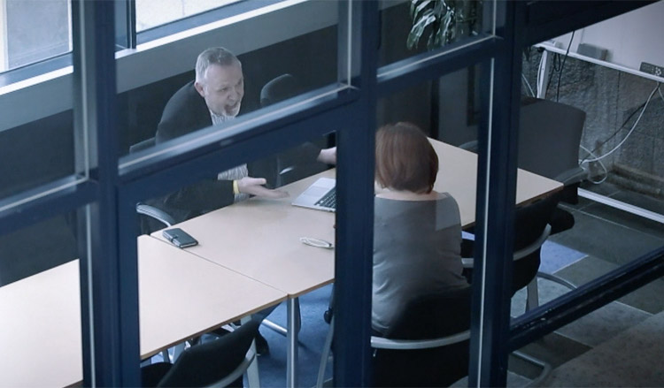 Maandag in Radar: Wie controleert Acture? | Uitvaartverzekering