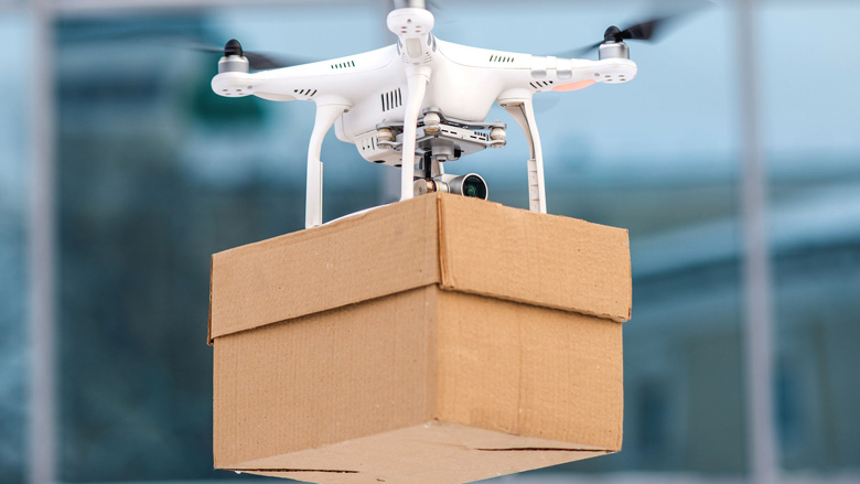 Amazon levert pakje af met hulp van drone 