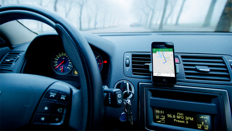 Automobilist mag scherm van smartphone aanraken tijdens het rijden