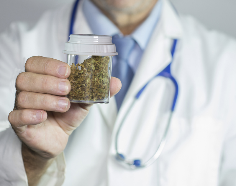 Cannabis veel vaker over de apothekerstoonbank