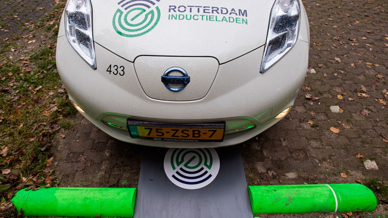Proef met draadloos auto laden van start in Rotterdam