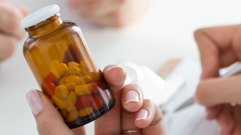 'Pak farmaceuten harder aan om lagere prijzen af te dwingen'